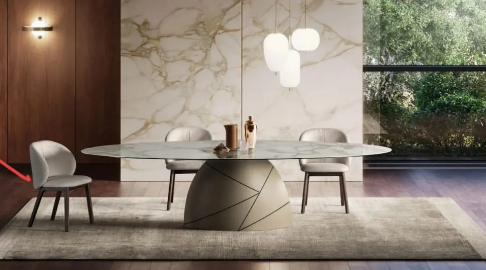 Sala da pranzo moderna con tavolo rotondo in marmo e parete in gres effetto marmo, arredamento di design su misura